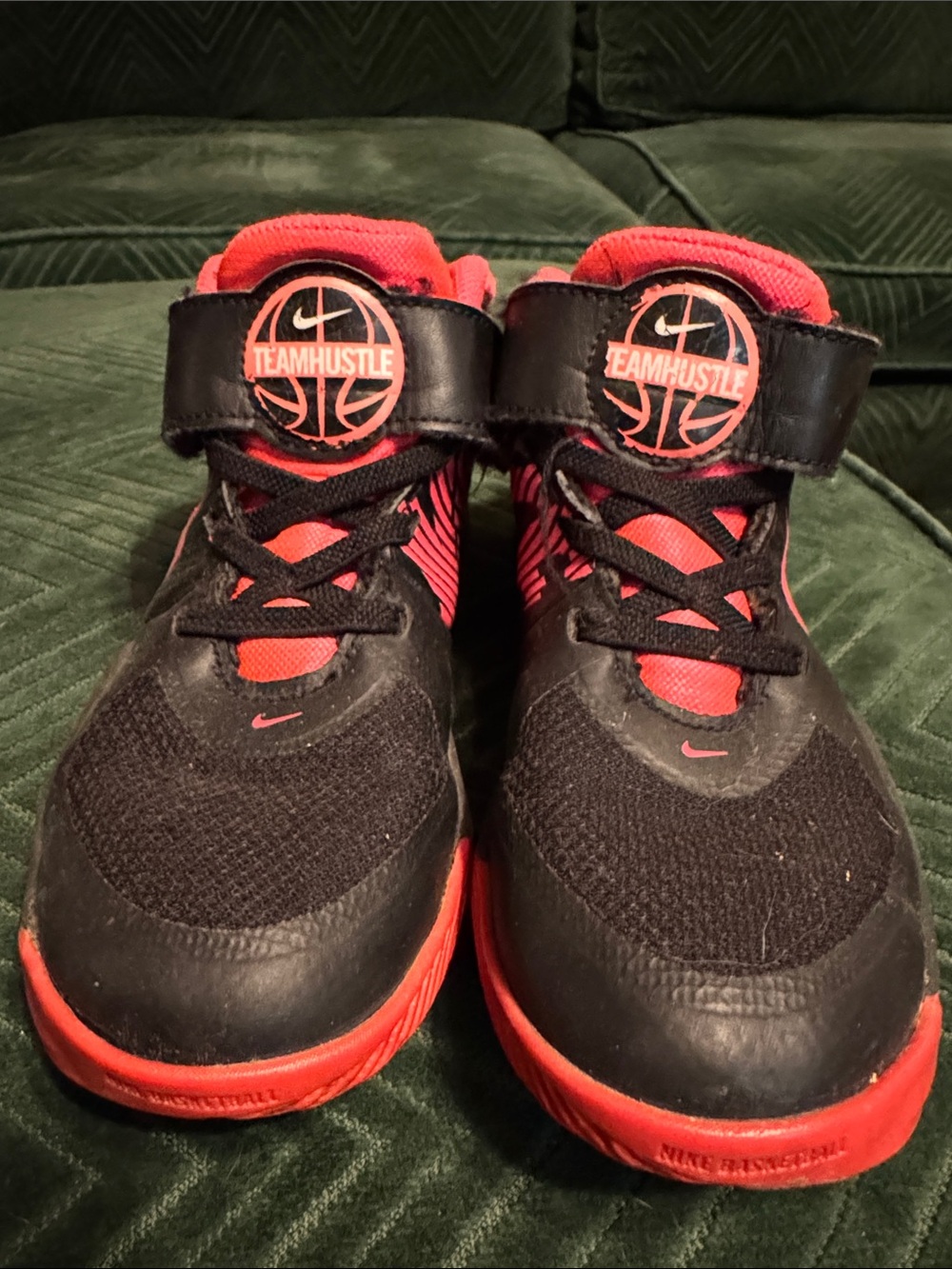 Nike Kids Black and pink TeamHustle Basketball Sneakers